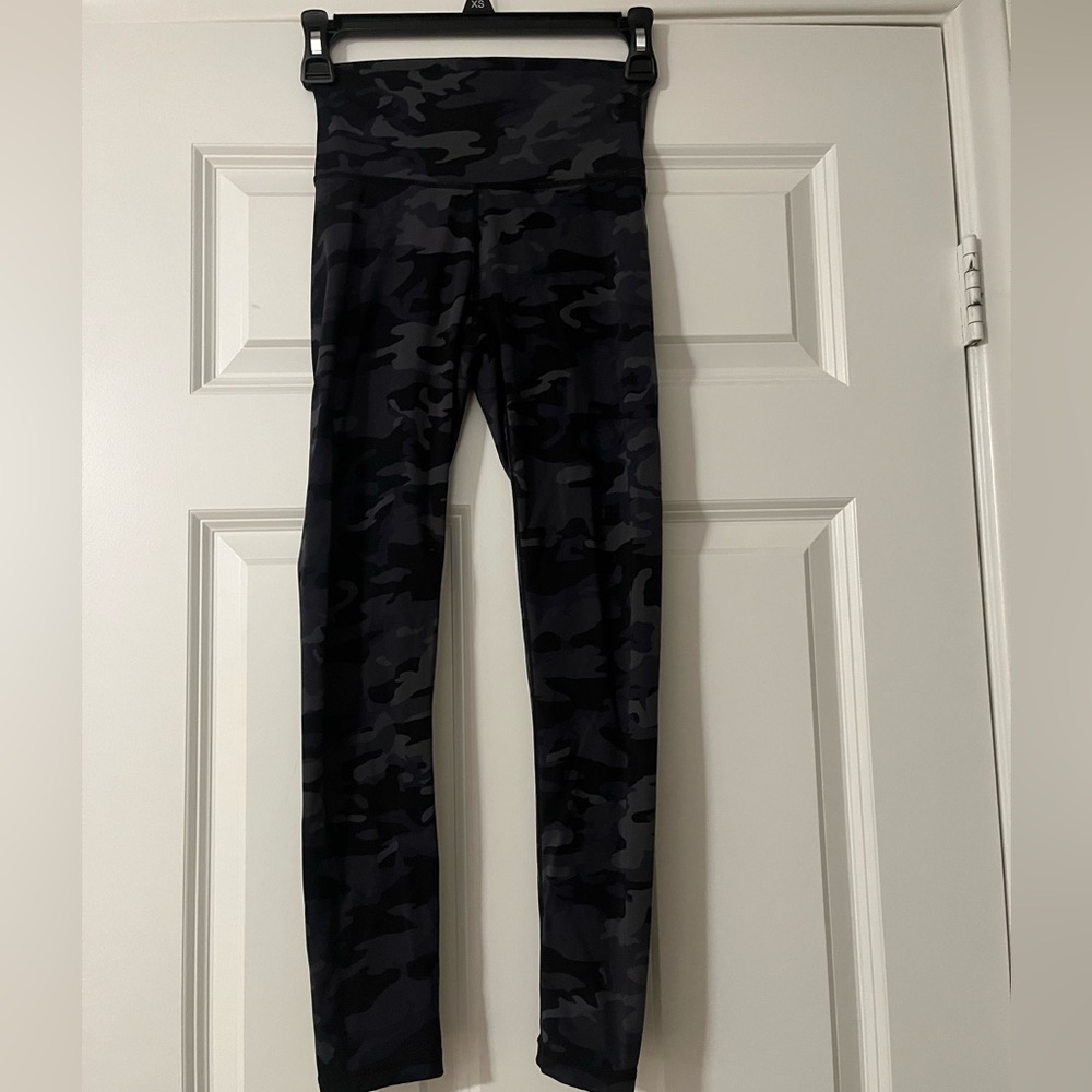 ECHT High Waisted Scrunch Black Grey Camo Leggings XS